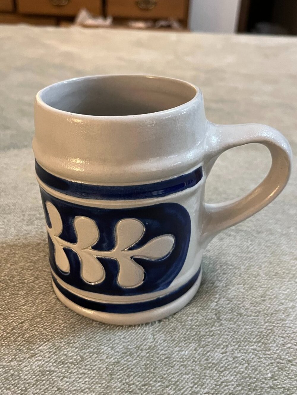 Williamsburg Pottery mug tankard beer stein salt glaze oak leaf cobalt blue